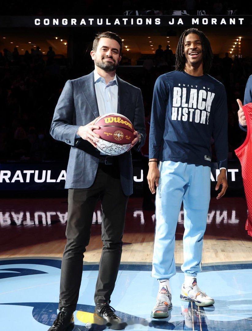 灰熊队已经明确向其他球队表示，他们“非常乐意”留下莫兰特！ 莫兰特孟菲斯灰熊老鹰