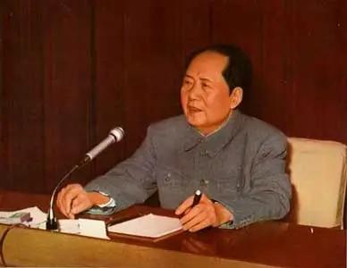 1952年，毛主席问了贺龙和邓小平一个问题：“中国有几个台湾？”不等二人回答，他