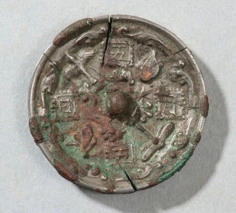端午节端午习俗端午安康端午 古代端午节不止吃粽子，还有铸镜、献镜的传统。古人认为