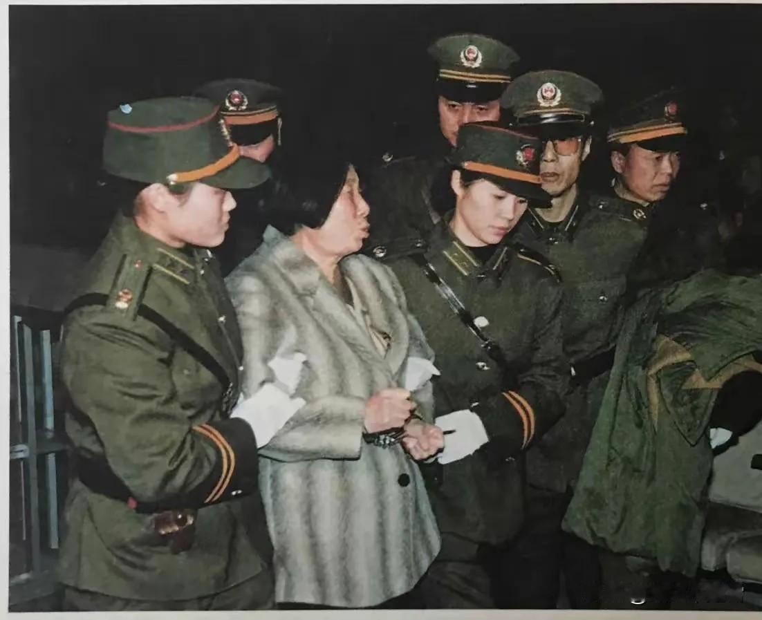 这是闫建宏押赴刑场行刑前，被记者拍下的照片，而她也因此成为新中国首位被判死刑并执