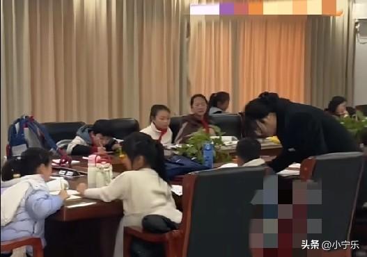 河南新郑一物业公司每天免费帮业主带娃，风雨无阻，现在正在广招护工，准备下一步免费