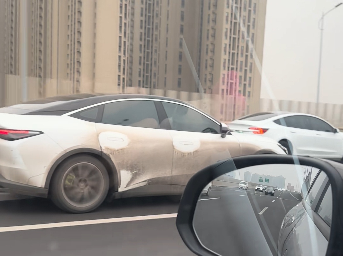 前天刚洗的车，今天就下雨了，所以这车不洗也罢。就像图片里这车一样，把门把手洗干净