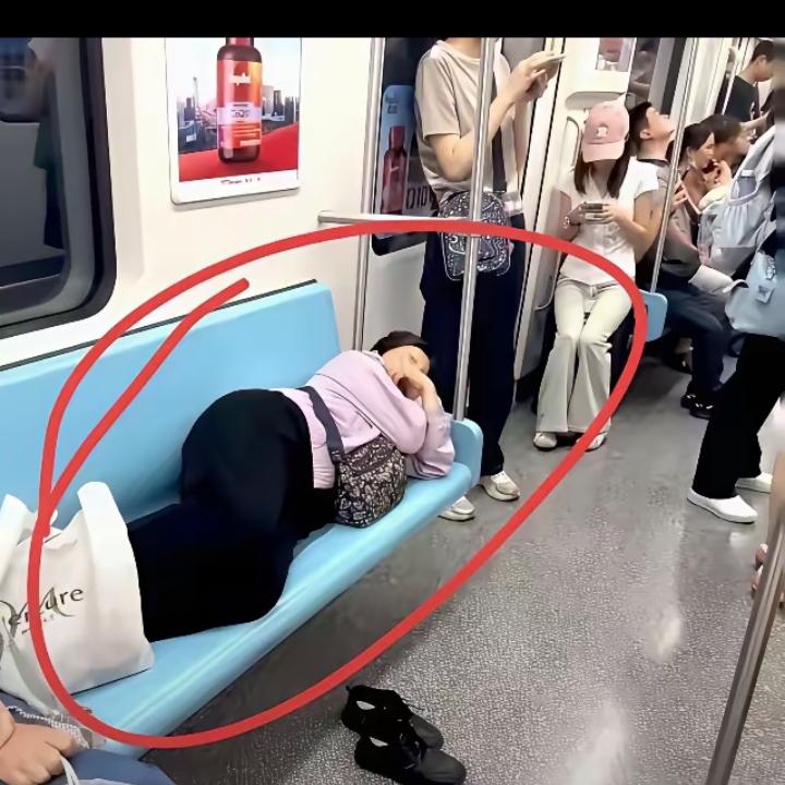惊呆了。地铁上的这位女士，是多久没有睡觉了吗?也不能这样躺着睡觉。一个人躺在6个