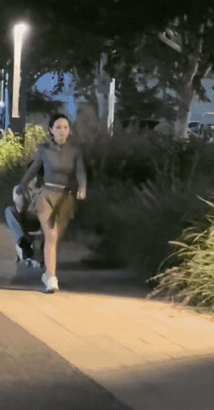 一般人不知道这是男子溜女子，还是女子溜男子。其实，皆有可能都猜错了，这是女子锻炼