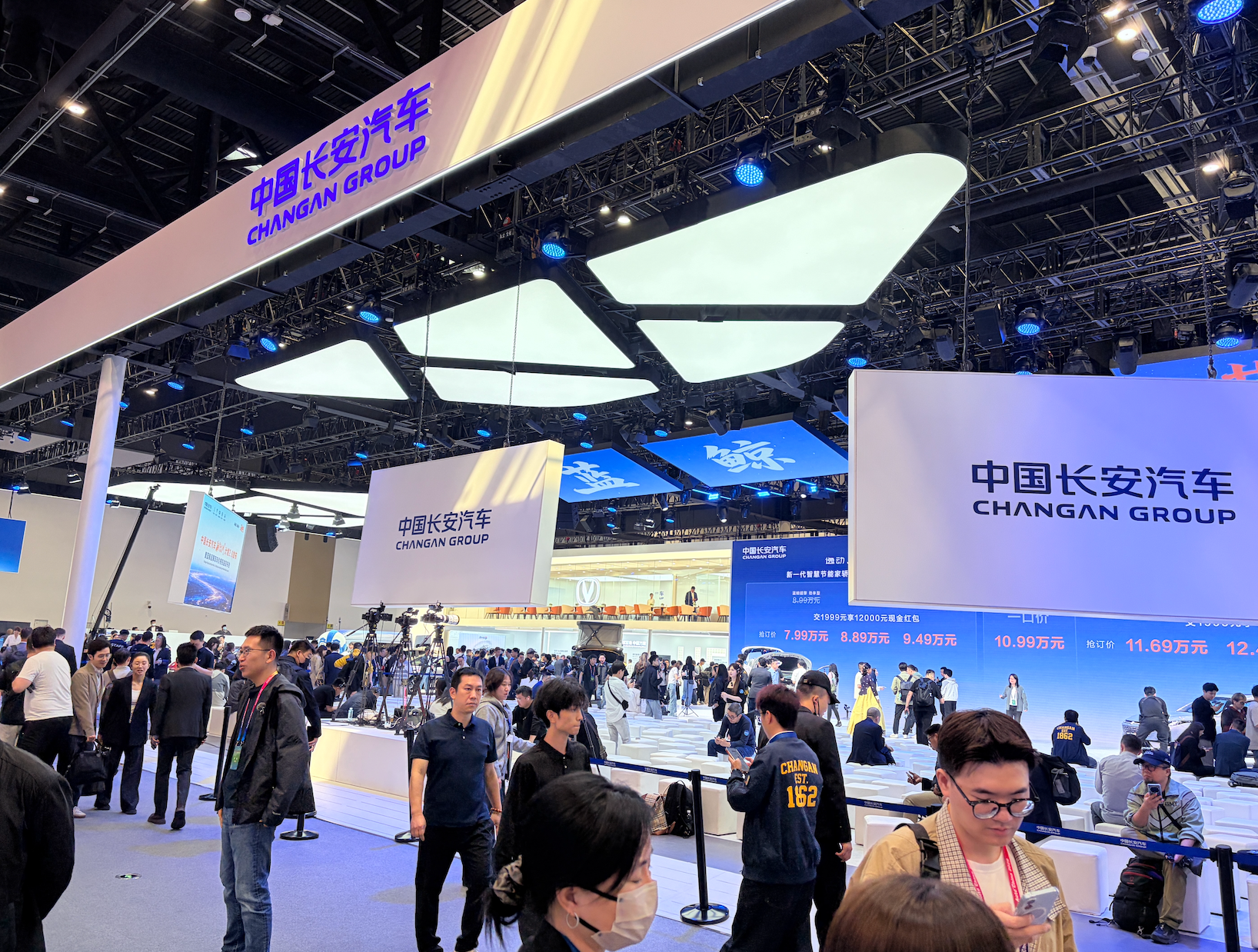 北京车展开幕：自主品牌强势登场、奔驰宝马再放豪言，全年最激烈交锋开启