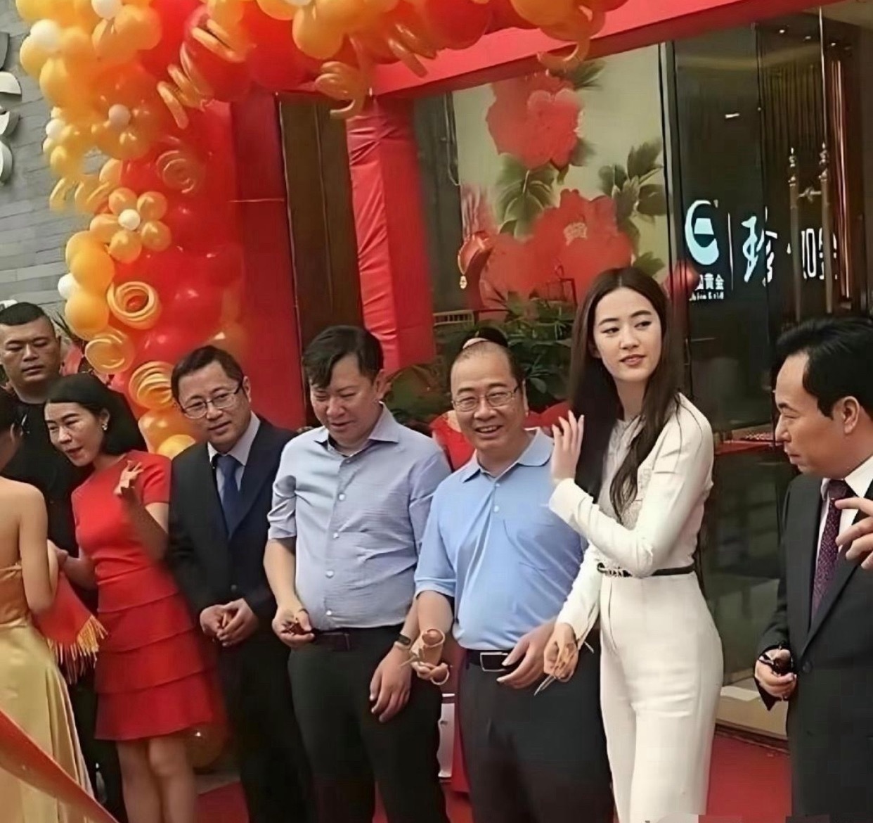 刘亦菲这是线上线下两幅面孔吗？？ ​​​