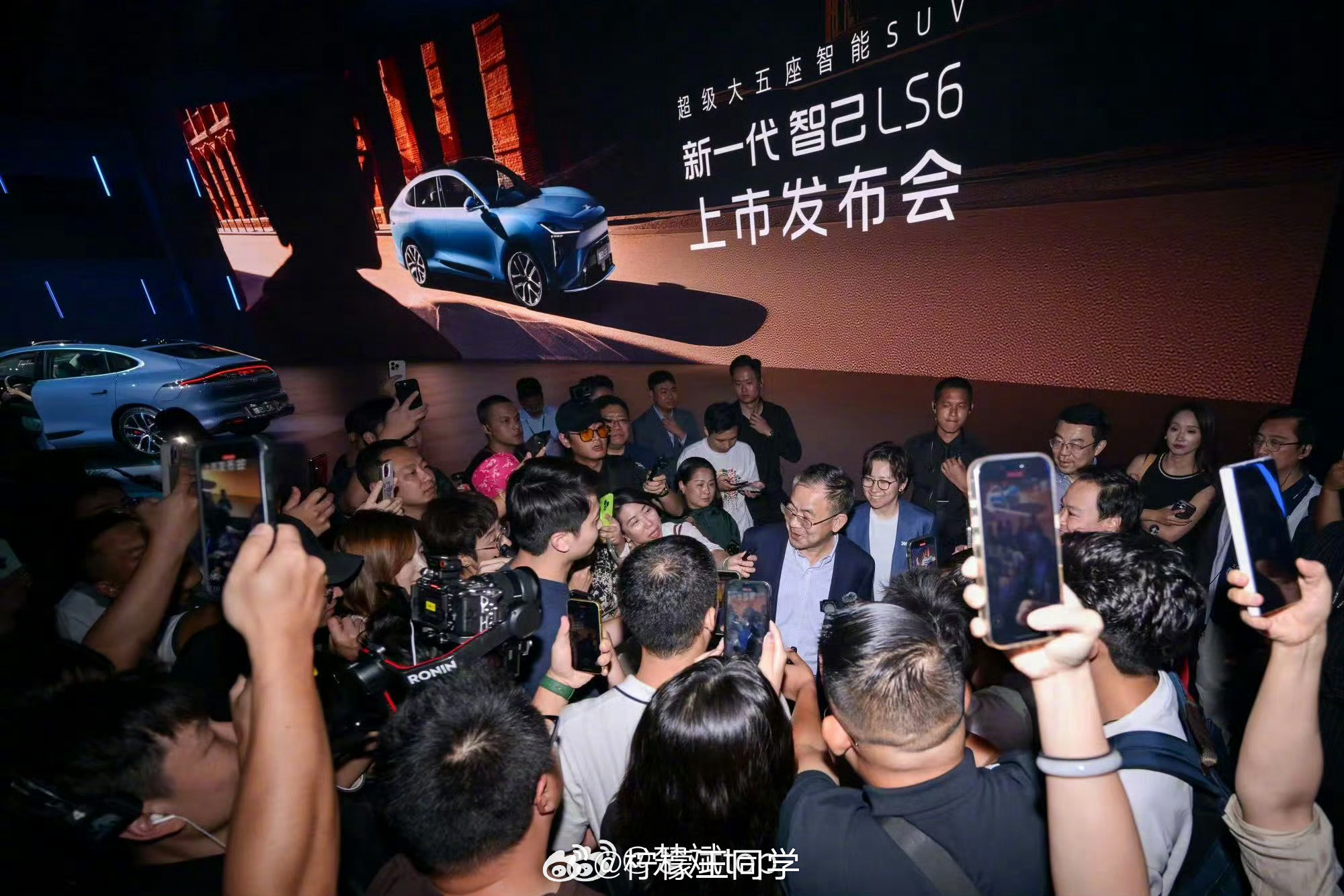 好家伙发布会之后上汽董事长直接被围堵狂赞，董事长也明确了上汽要把新能源做好的决心