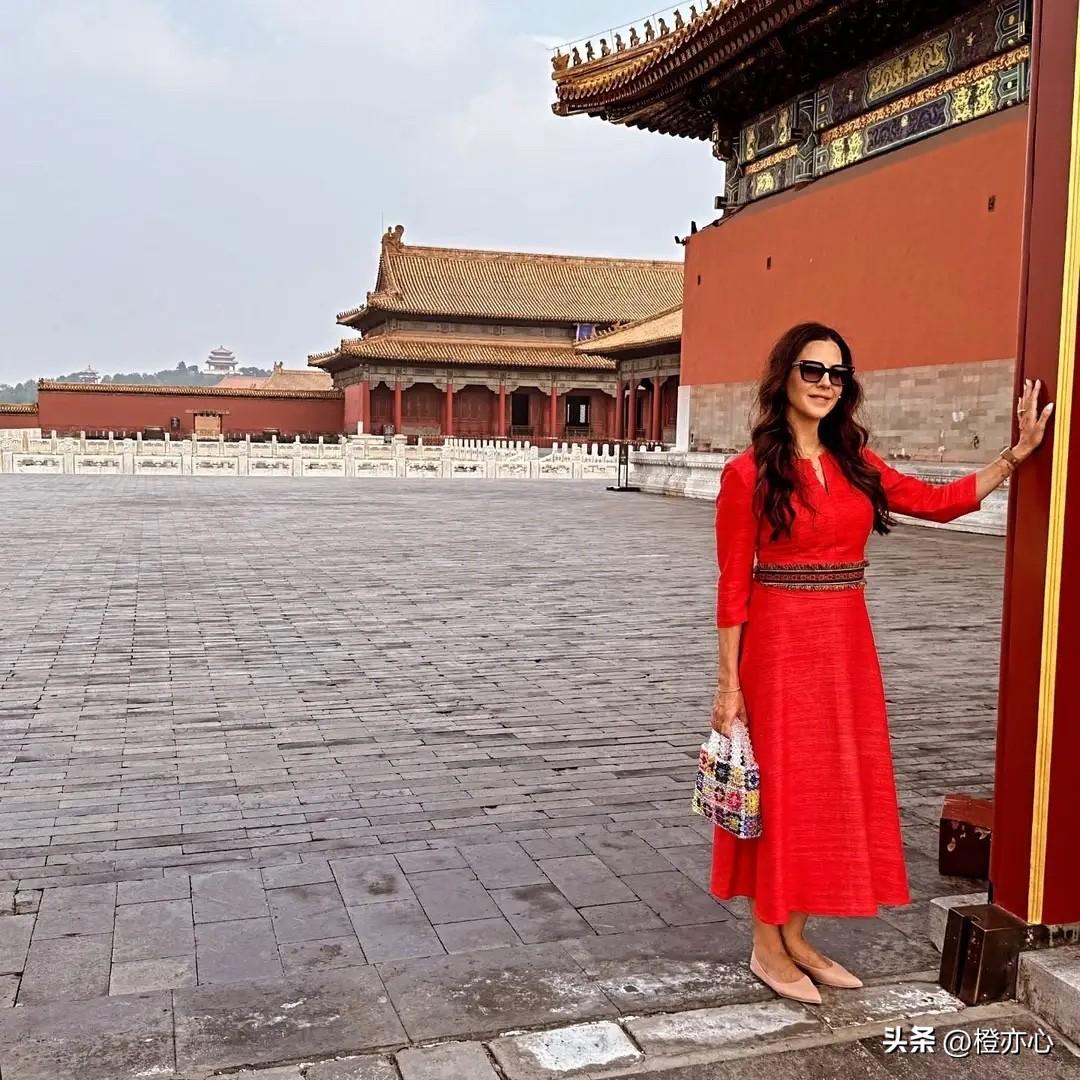 武契奇夫人去逛故宫啦！她一袭中国红连衣裙在故宫漫步，又把人惊艳到了！

塔玛拉真