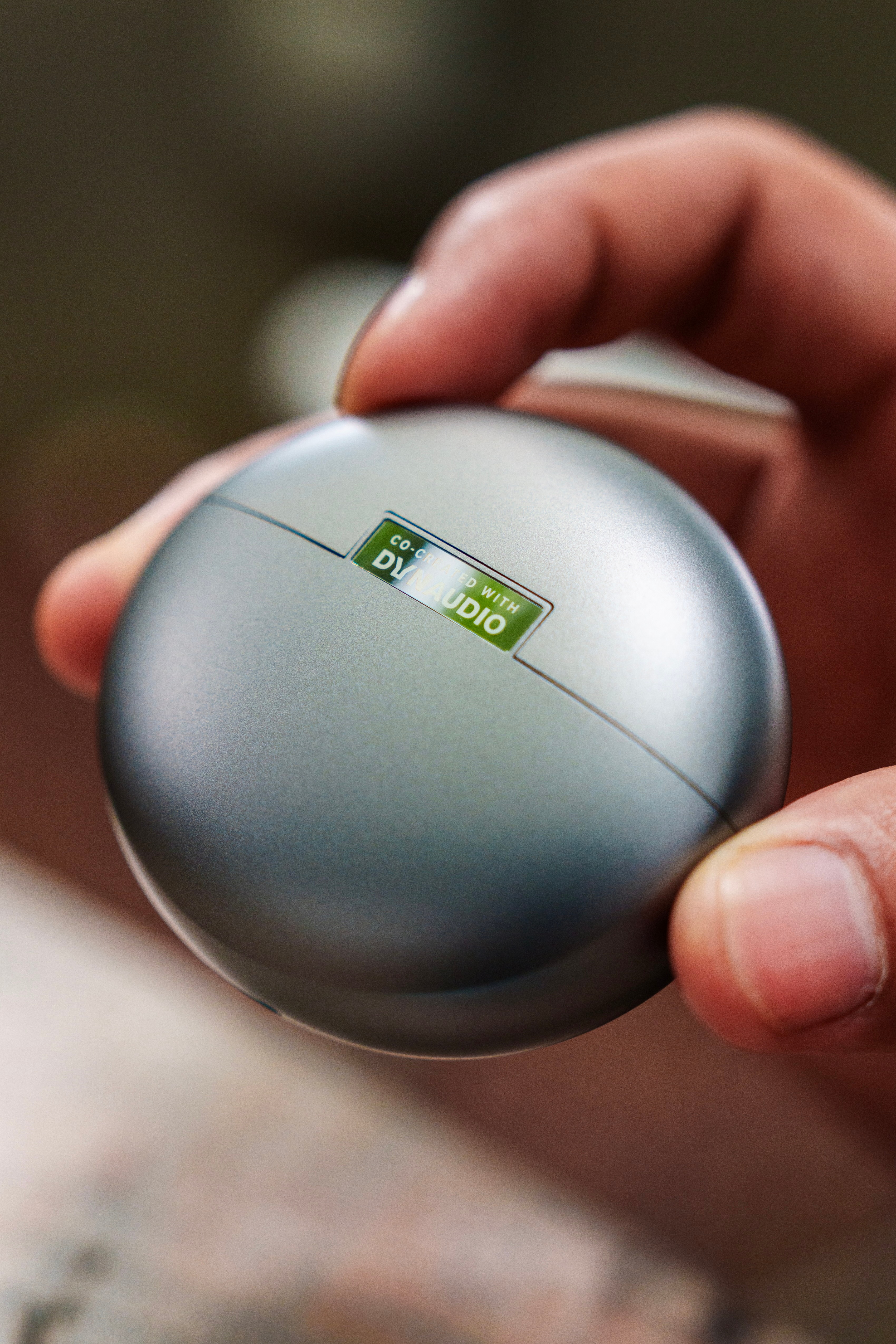 夏天快到了，戴什么耳机出门又成了一个烧脑的选择题，入耳式闷汗、头戴式压头，挂耳式