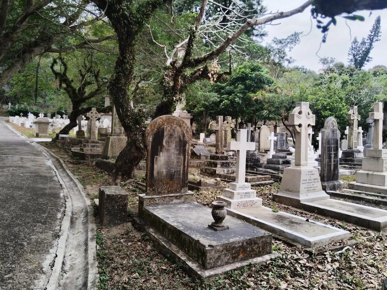 香港跑马地，大家都知道是跑马场、赛马会，娱乐性质的，其实它英文叫“快乐谷”，英国