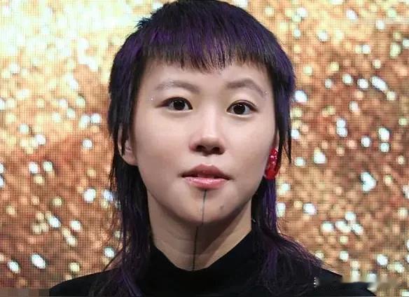 窦靖童说，说实话，接受采访，我会感到很紧张。你知道吗，我是结巴，然后，就是有时候