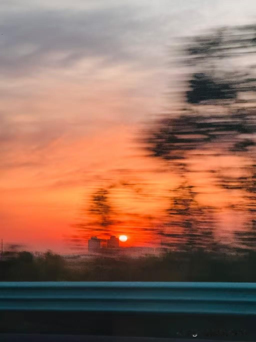 别怕路长梦远，总有星河照耀。

那些看似不起波澜的日复一日，会突然在某一天让你看