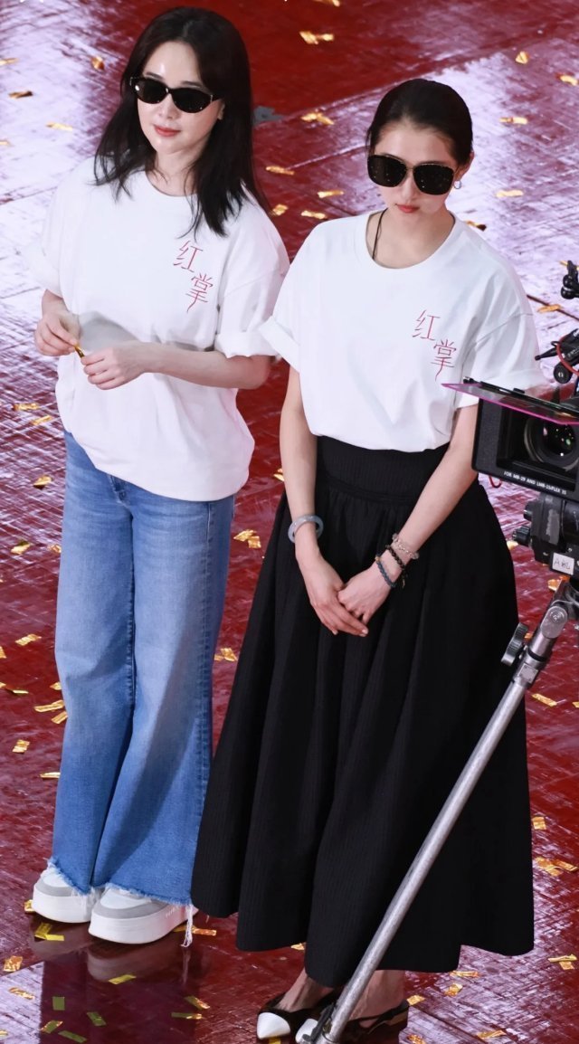 关晓彤陈星旭同框路透开机大吉呀！期待关晓彤孟露莎