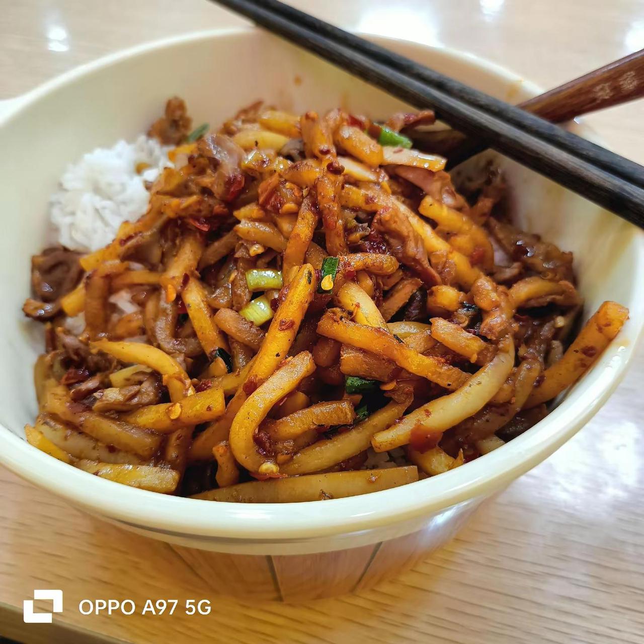 今晚继续外面吃木桶饭酸萝卜炒鸡杂，花了18元