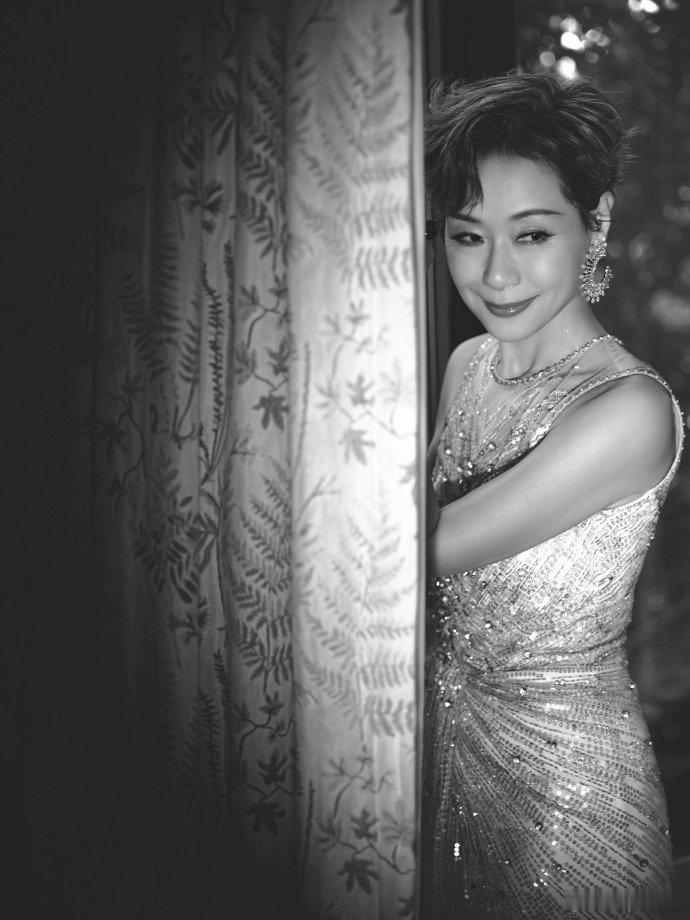 真正的好演员大概就是叶童老师这样，不需要刻意面对镜头，光是站在那里就自带光环 