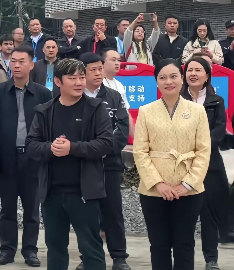 张雪身边这位气质沉稳的干部可不是一般人，她54岁，是怀化市委书记韦朝晖，广西上林