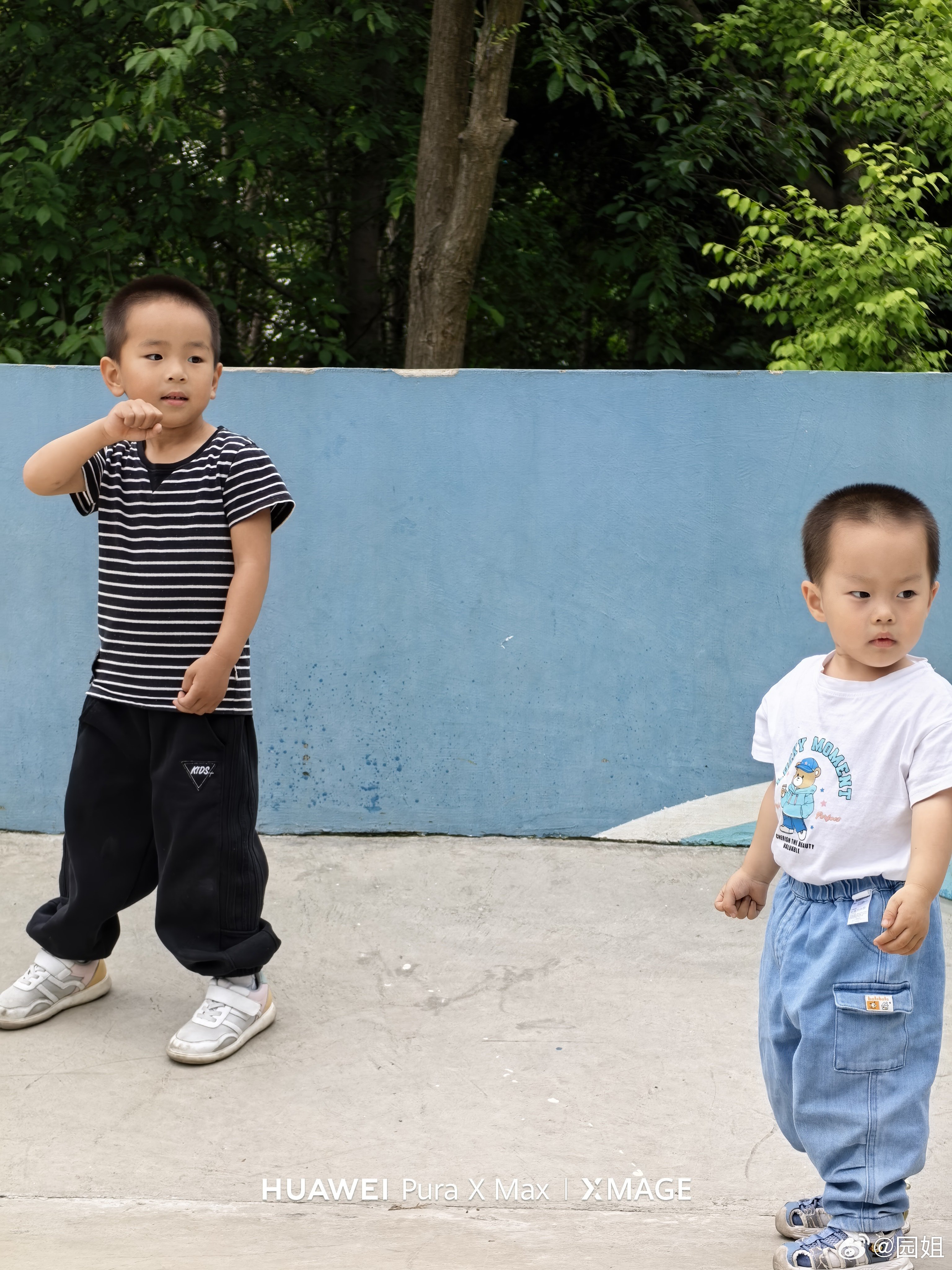两发小天天黏在一起，一个不上幼儿园，另一个也不去，也不和别人玩