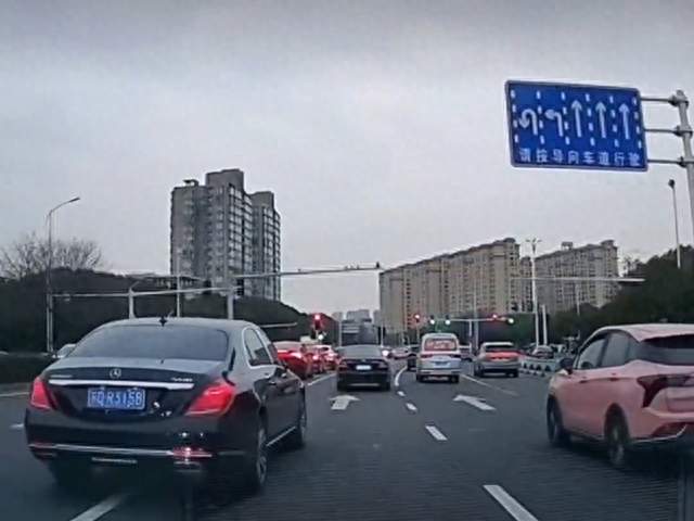 这款迈巴赫是没有转向灯还是不打转向灯呢？大家看看。