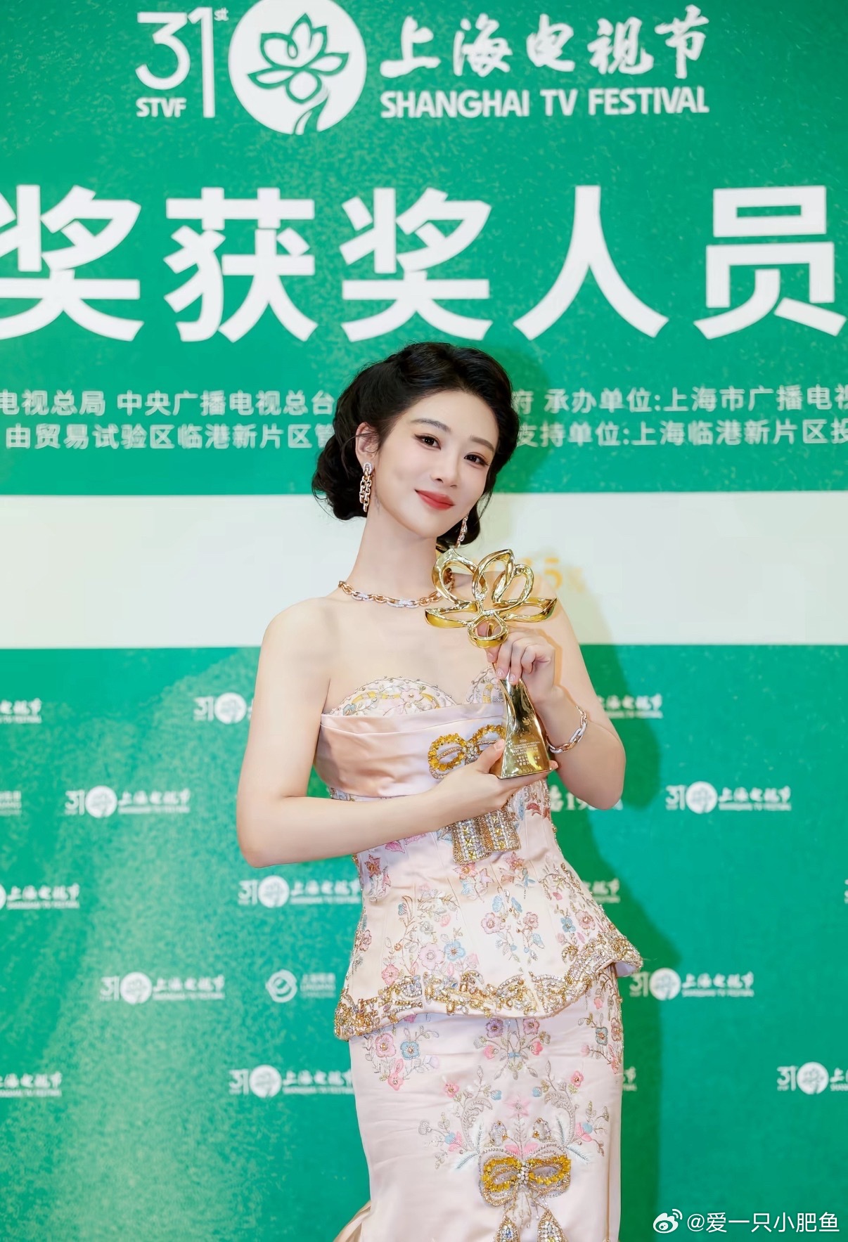 杨紫肖战余生请多指教拍立得2019年《余生请多指教》拍摄期间，肖战、杨紫（顾魏×