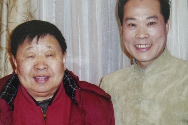 90年代，马季和朋友，一张罕见的合影，左侧是相声大师马季，右侧是豫剧名家刘忠河。