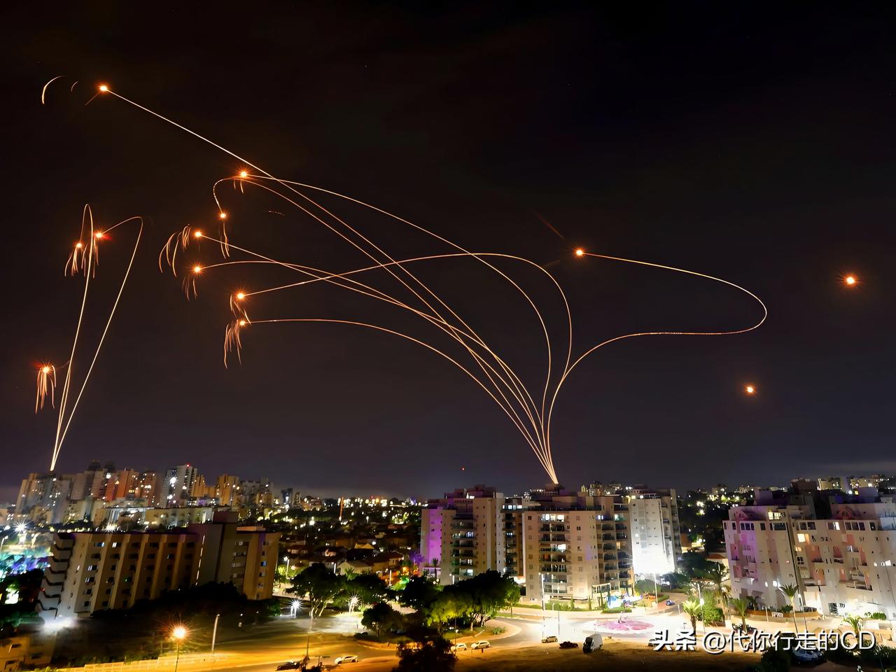 恰伊朗新年，祝世界和平。
希望夜空中那一道道尾焰，变成会跳舞的灿烂烟花。

伊朗
