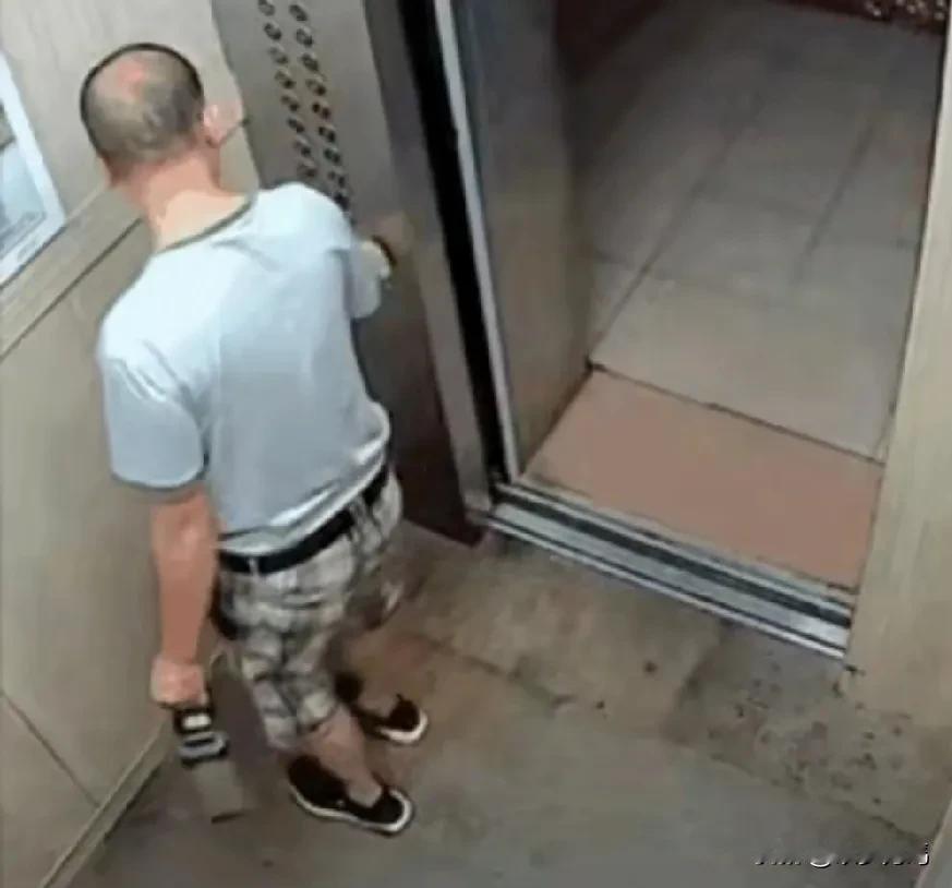 电瓶拿家充
幸福家庭马上剧终
看看画面就只知道有多吓人
男子拿着电瓶回家充电
感