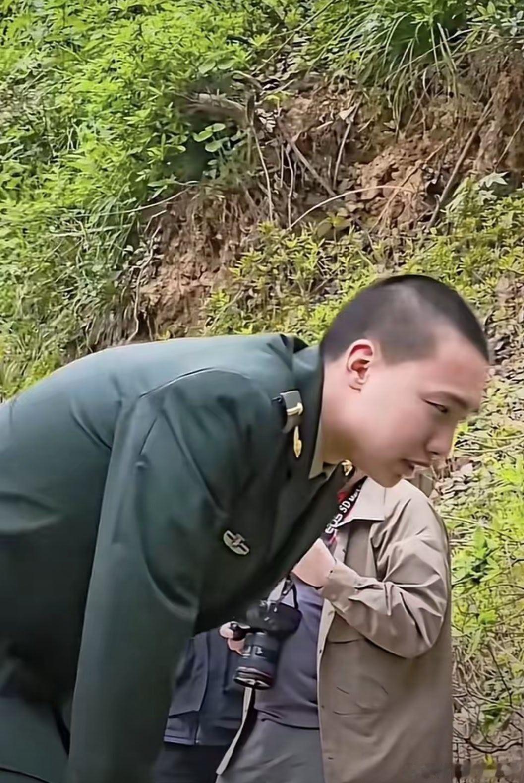 胖哥论坛 这是毛东东在朝鲜桧仓中国人民志愿军烈士陵园，瞻仰大爷爷毛岸英烈士墓碑。