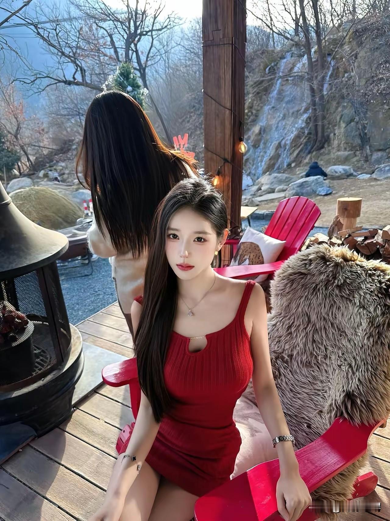 红衣美人倚栏坐，夏日骄阳照芳颜。一眼沦陷的神级美图 温婉红裙 看看气质女神的穿着