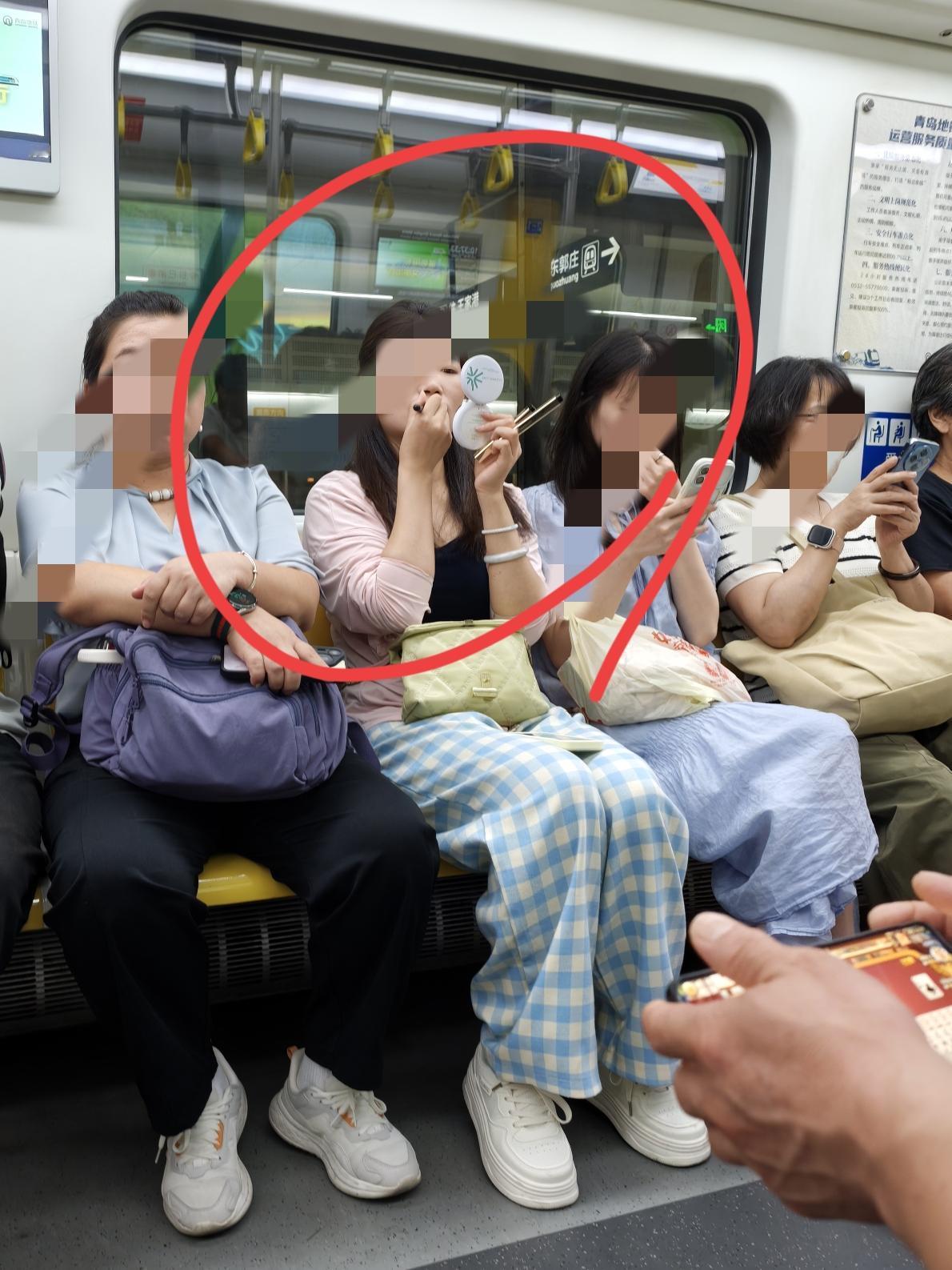 不管男女老少，年龄大小都喜欢把自己装扮得漂漂亮亮。
在地铁上看到一女孩子，在大庭