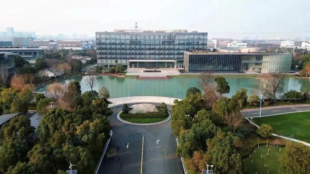 苏州大型企业不少，协鑫苏州就是其中亮眼的一家。协鑫是全球知名的新能源与清洁能源综