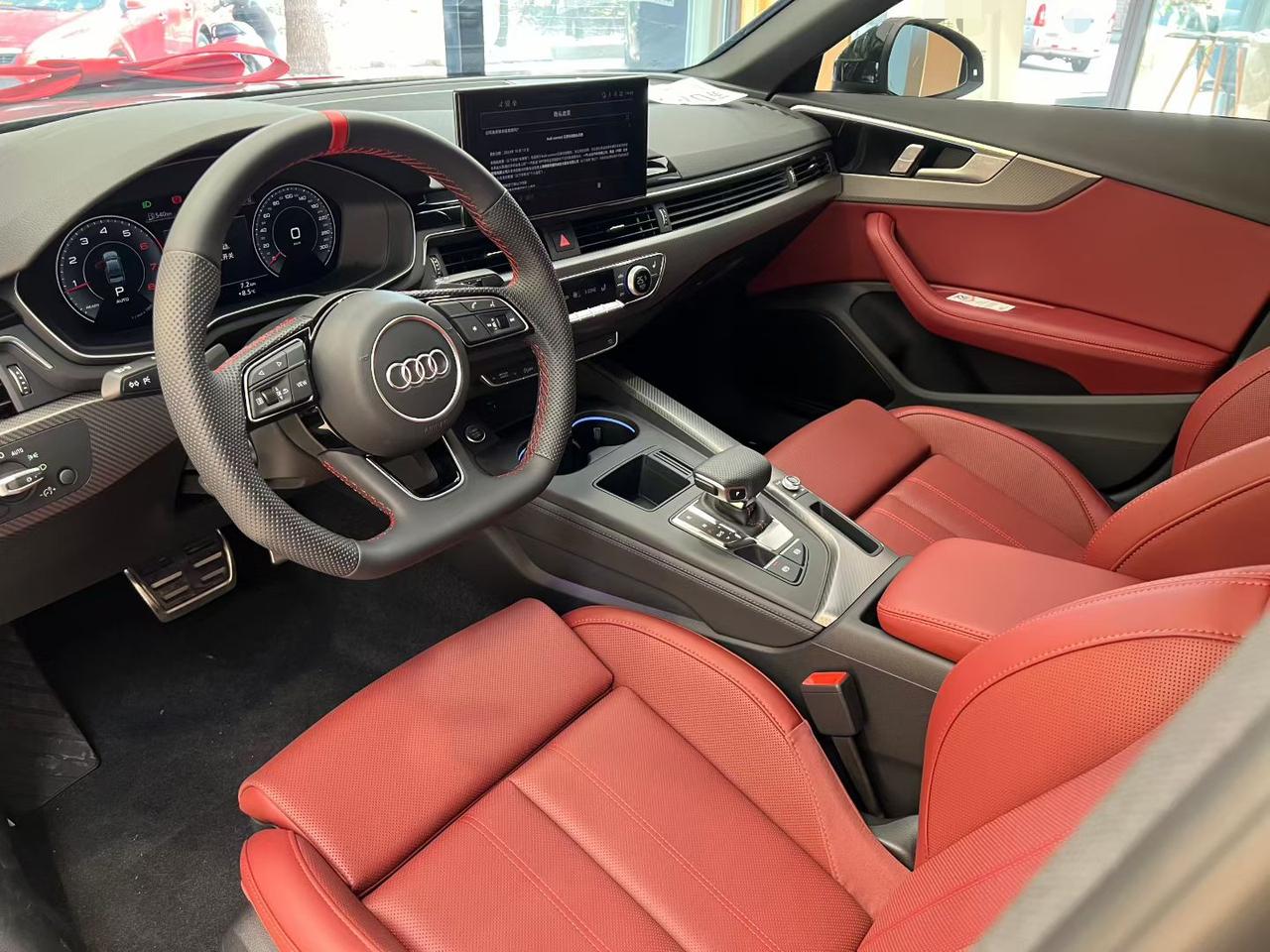 奥迪A4L红色的座椅看起来还是挺豪华的，皮座椅的手感不错，更关键的是带有加热，冬