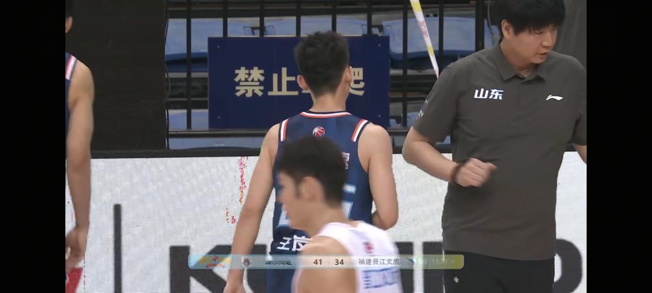 凭借王岚嵚上半场结束前的压哨三分，山东高速41：34领先福建晋江文旅7分结束上半