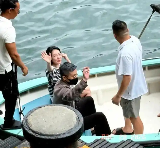 小S携夫女现身香港机场，许雅钧染黑发显精神，两个女儿站姿暴露家庭教养 