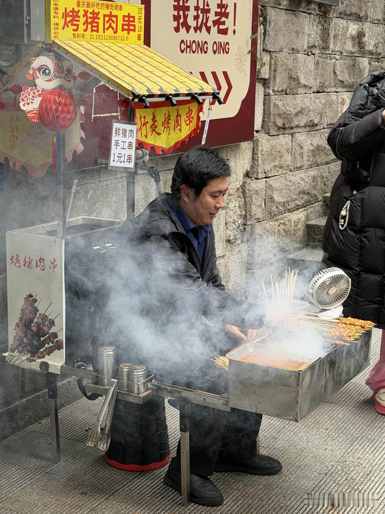 第一次看到这种移动式的烧烤摊，感觉挺有意思的，想在哪里烤，就在哪里烤，就是不知道