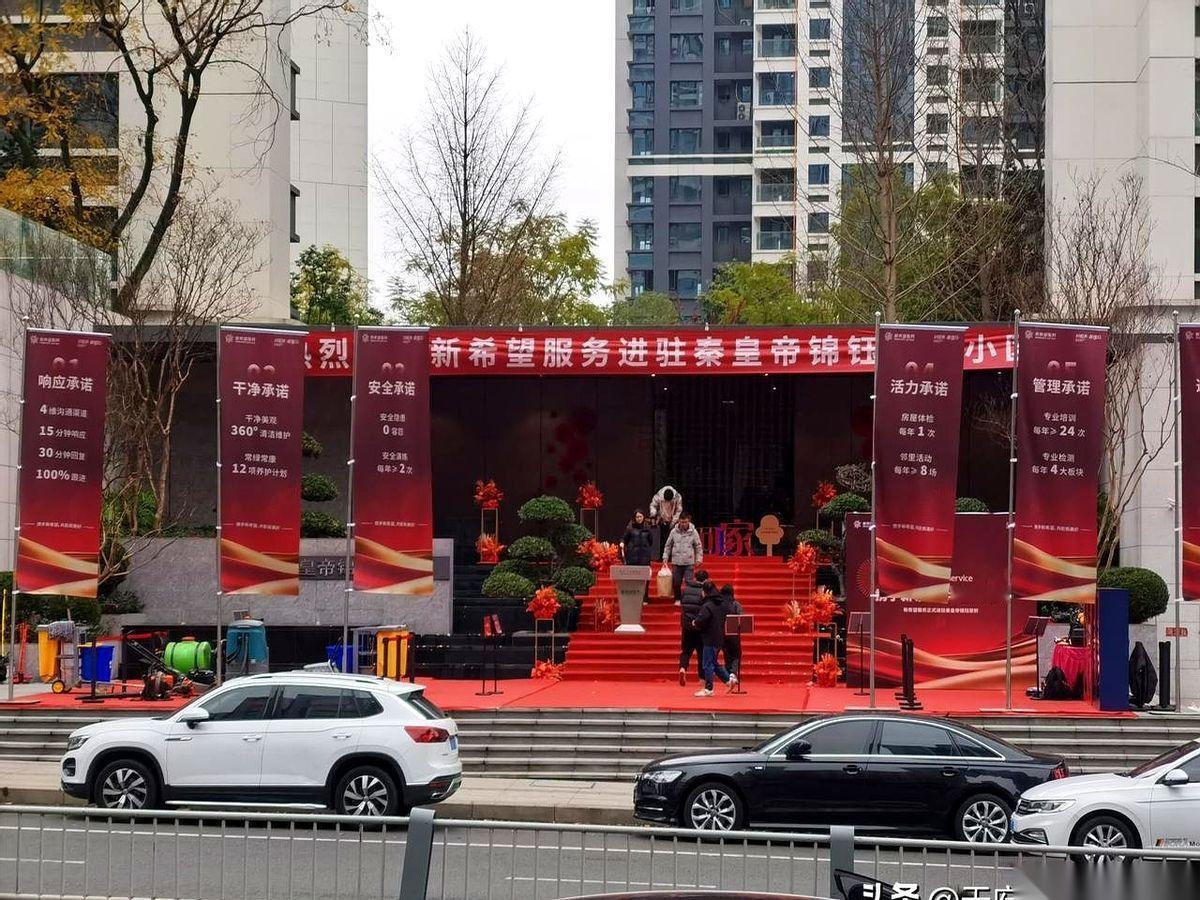 以前的保安，你看他一眼，他都嫌你耽误他玩手机。
现在的保安，离老远就给你笑，帮你