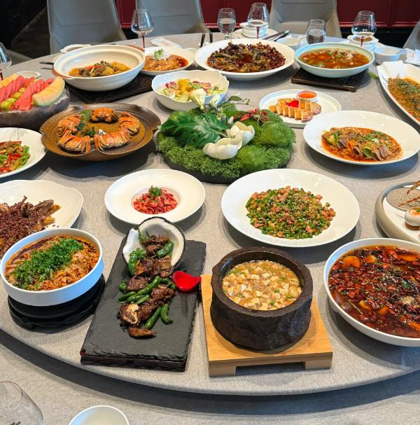 “简直是荒唐！”江苏无锡，5位同班同学集体宴请大学老教授，点了10道特色美食2瓶