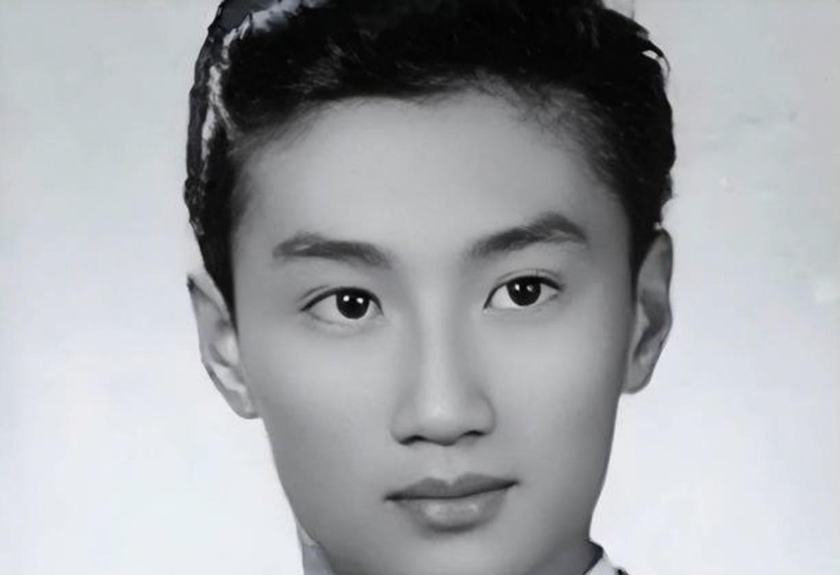 谢贤去世是啊 人老了总会离去，这是小时候喜欢的歌星的爹，那年代谢霆锋的发型服饰都
