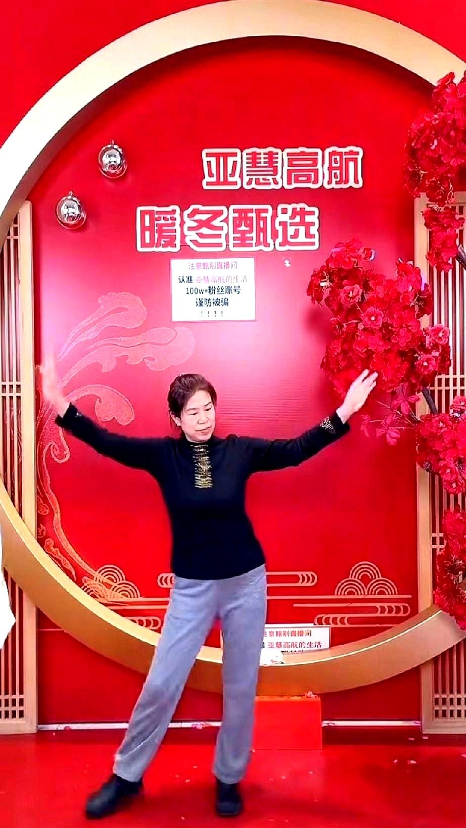 直播考核秒变修罗场，新人嘴瓢喊错人，全场瞬间安静。
 

高航只顿了1.5秒，递