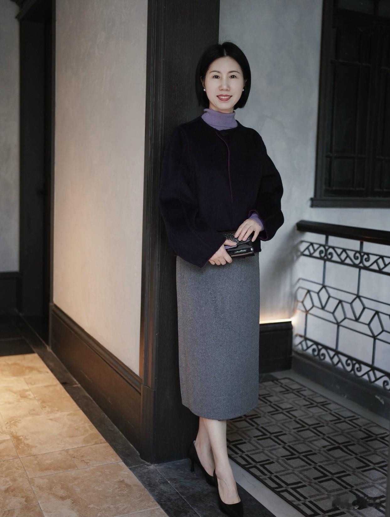 市场上有2024年新款黑色粗跟单鞋，不累脚，适合妈妈婚宴等场合，