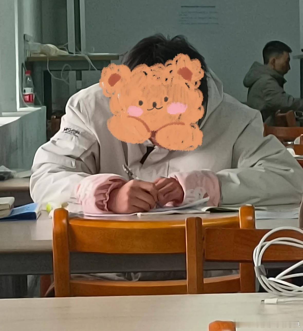 图书馆随处可见戴袖套的大学生#图书馆随处可见戴袖套的大学生# // #春日cit