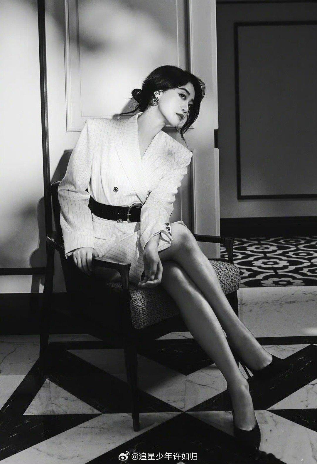 蓝盈莹什么时候美成这样了 再次被蓝盈莹的美商惊艳到！简约的白色套装在她身上穿出了