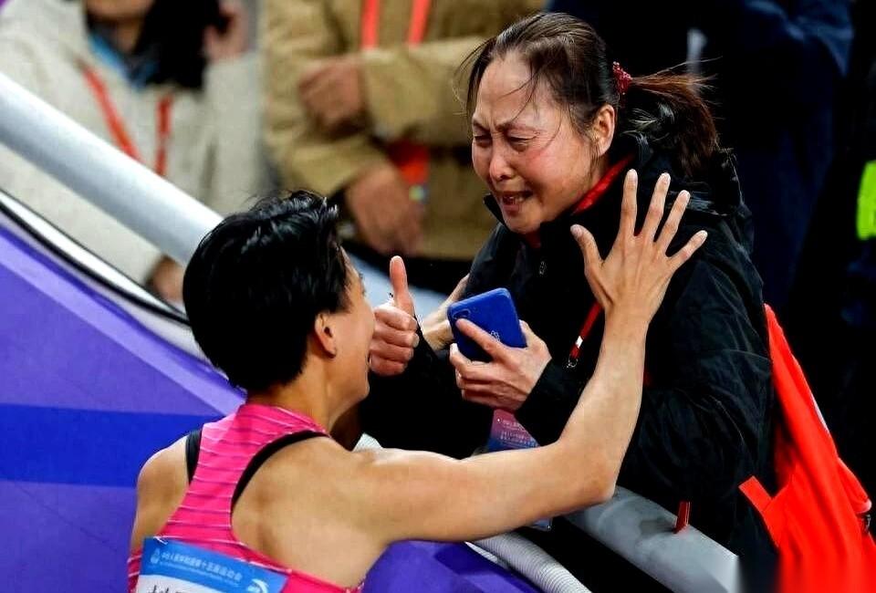 65万奖金，到手还没捂热乎，一分没留，全捐了。
你知道这姑娘自己卡里，从来没超过