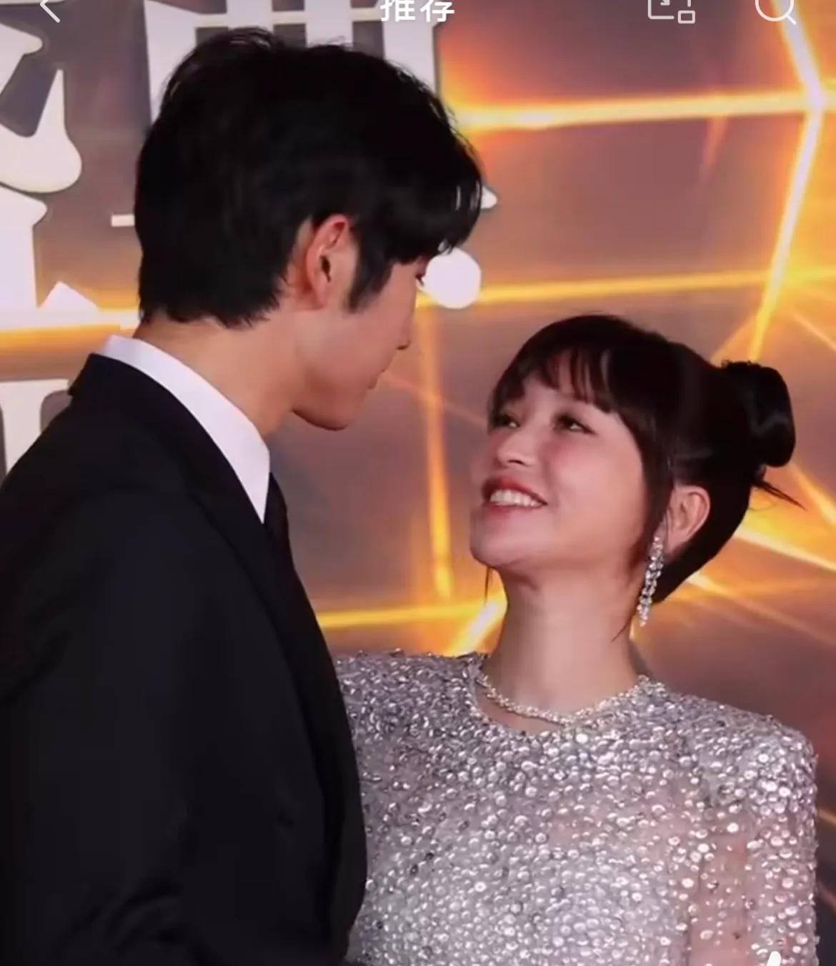 真是替金莎尴尬！在时尚盛典红毯上，不仅观众没眼看，主持人也差点无语了。

昨晚，
