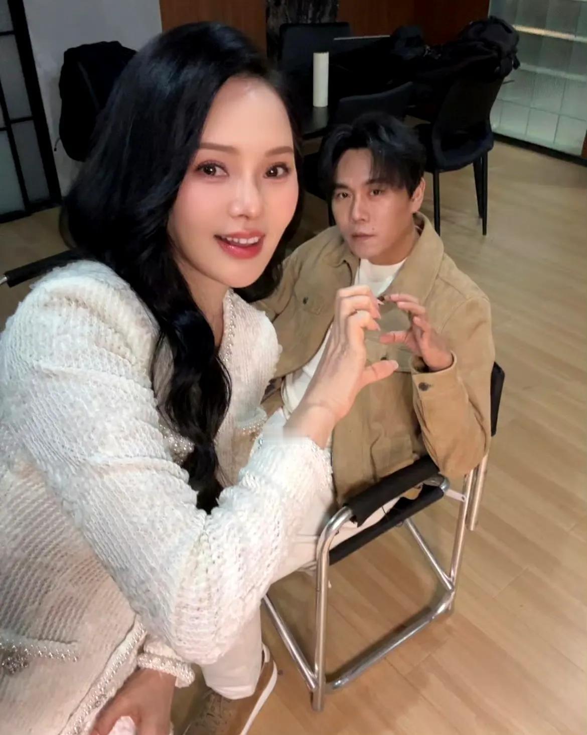 伊能静和秦昊绝对是棋逢对手，
一个问答差点让秦昊净身出户。
秦昊说有人比我老婆更