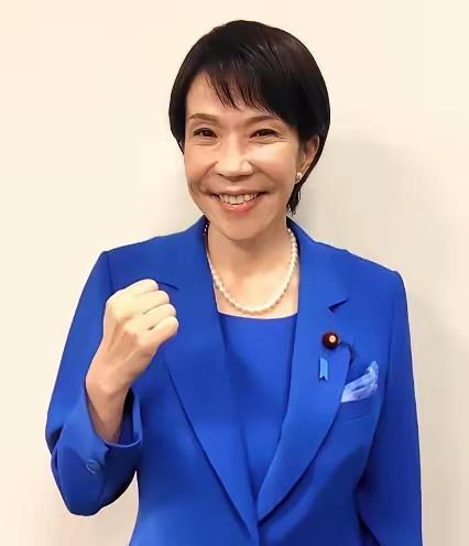 日本政客高市早苗在最近的采访里，情绪突然就激动起来，对着镜头当众抱怨熊猫的反制行