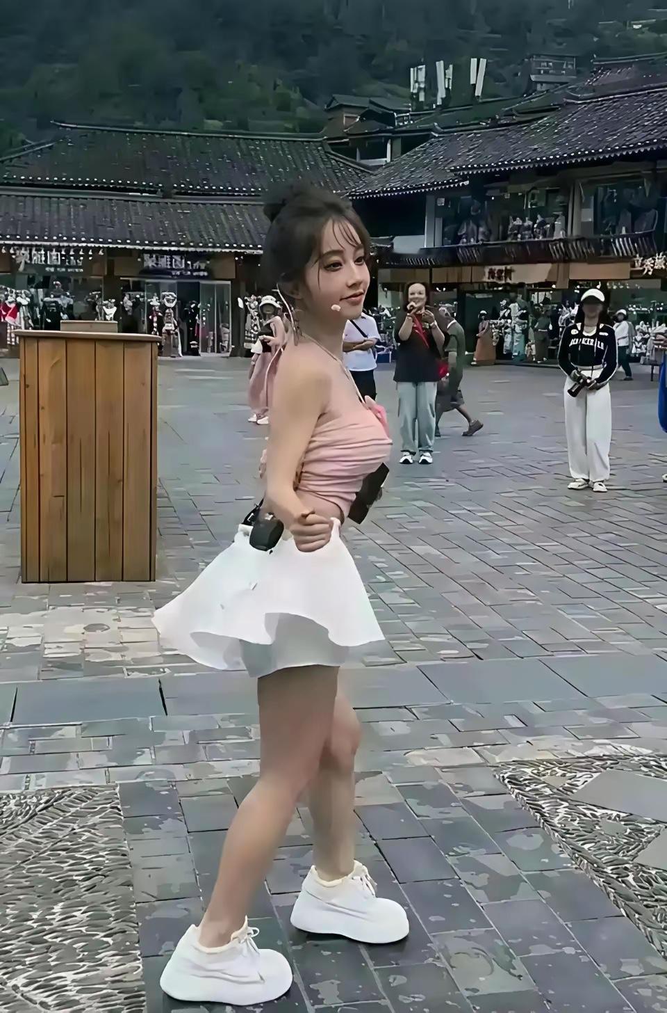 曾经的大咖，现在不知道直播还有多少人一直以为叫冯莫提，原来叫冯提莫！