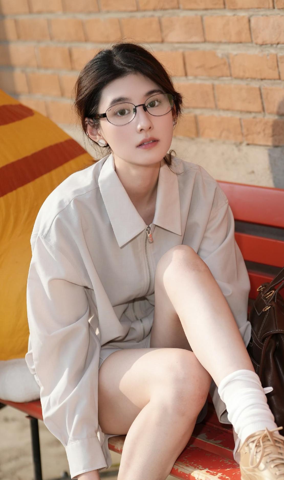 我有一种预感，
韩沛颖，
大概率会因为这次的直播，

彻底的失去了做演员的机会吧