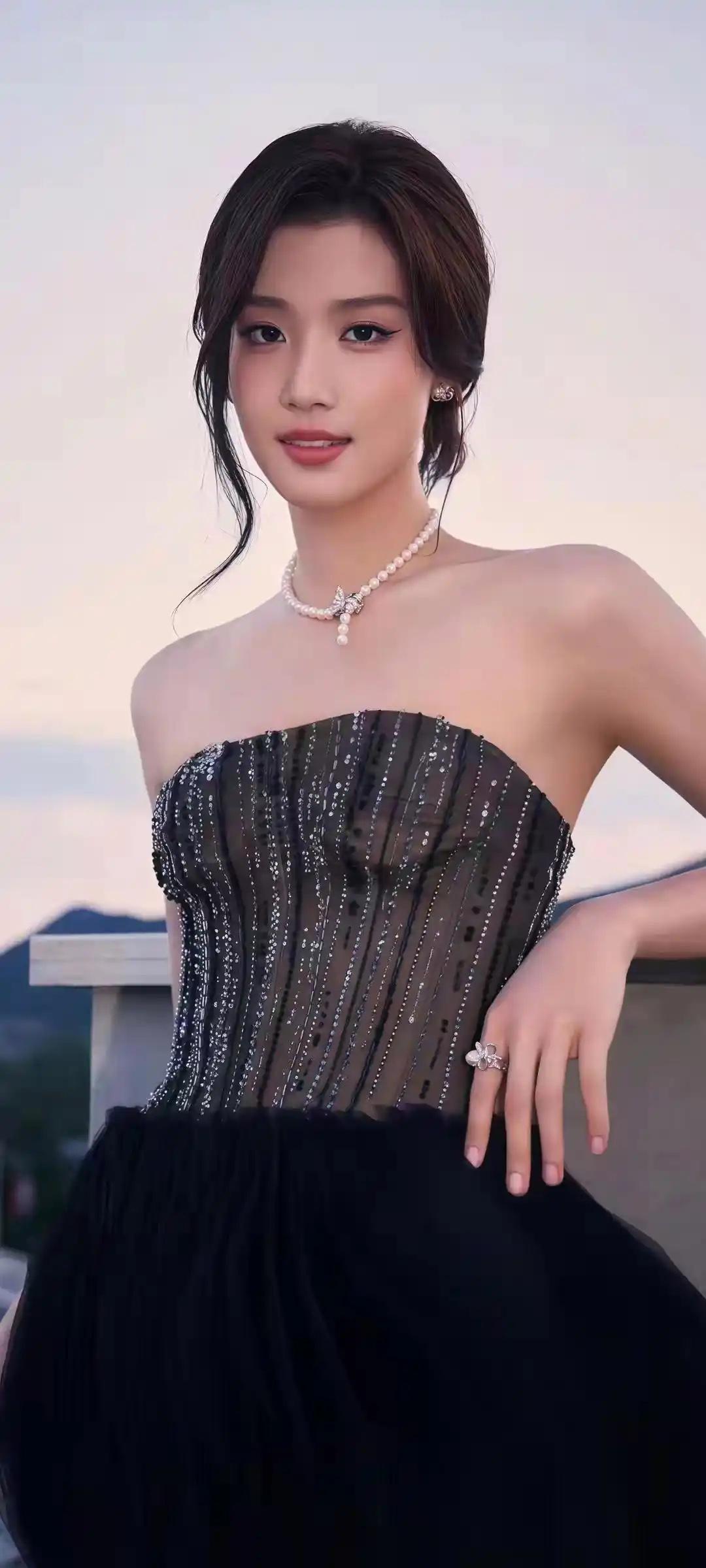 刘亦菲是你心中的女神吗优雅黑裙晚宴，闪耀珠宝配饰，尽显女神魅力！刘亦菲身材比例 