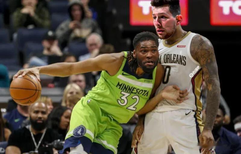 Shams：斯图尔特扔下包干了尤班一拳 后者没退缩像冰冷石像般站着
Woj：鹈鹕