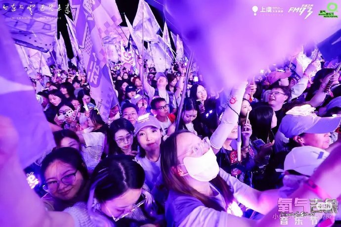 罗云熙上虞音乐节音乐人气🈶一片紫海 排面拉满了